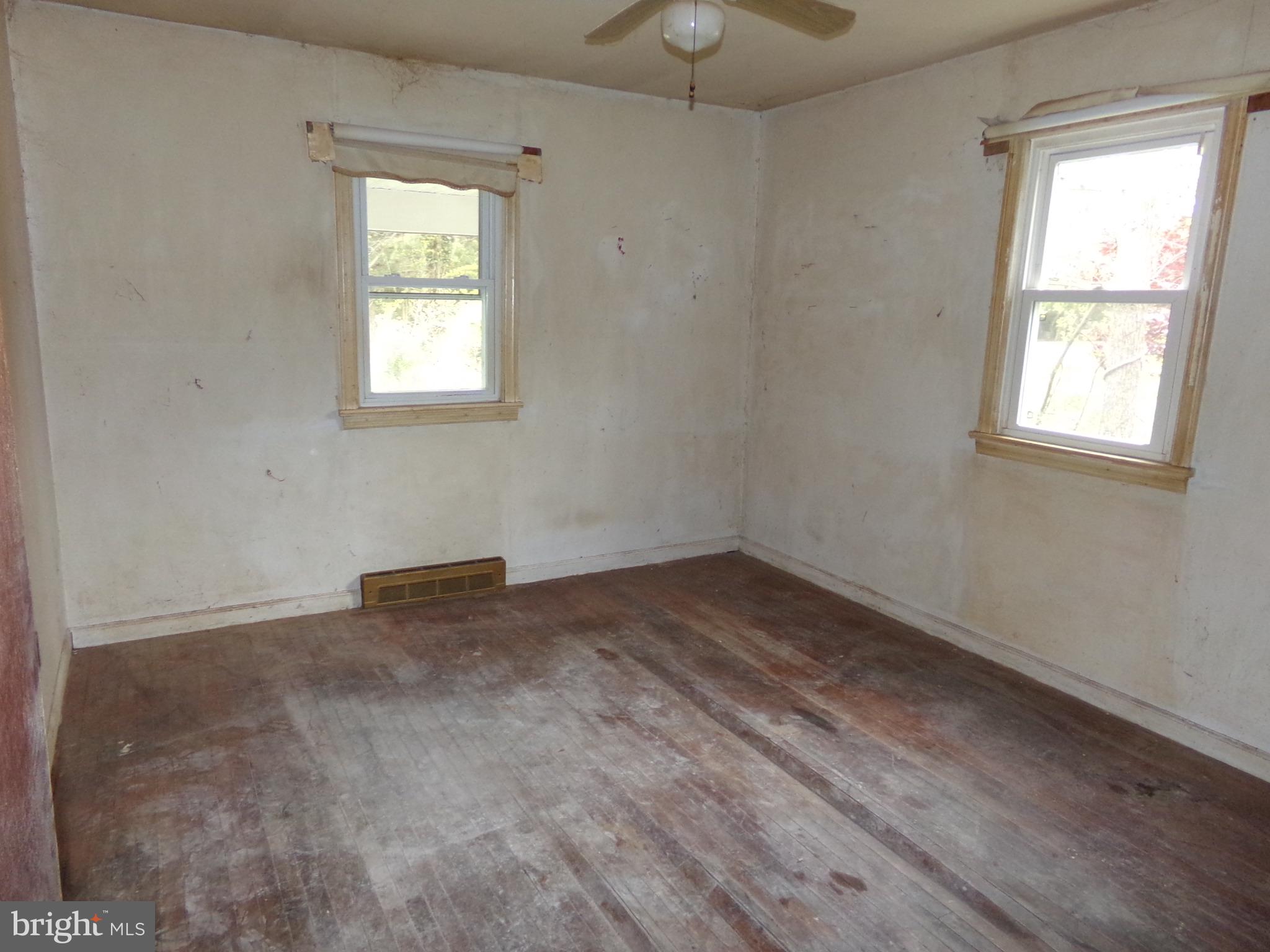 682 Jackson Road Atco, NJ 08004 - Photo 8 of 19 Spacious room with natural light.