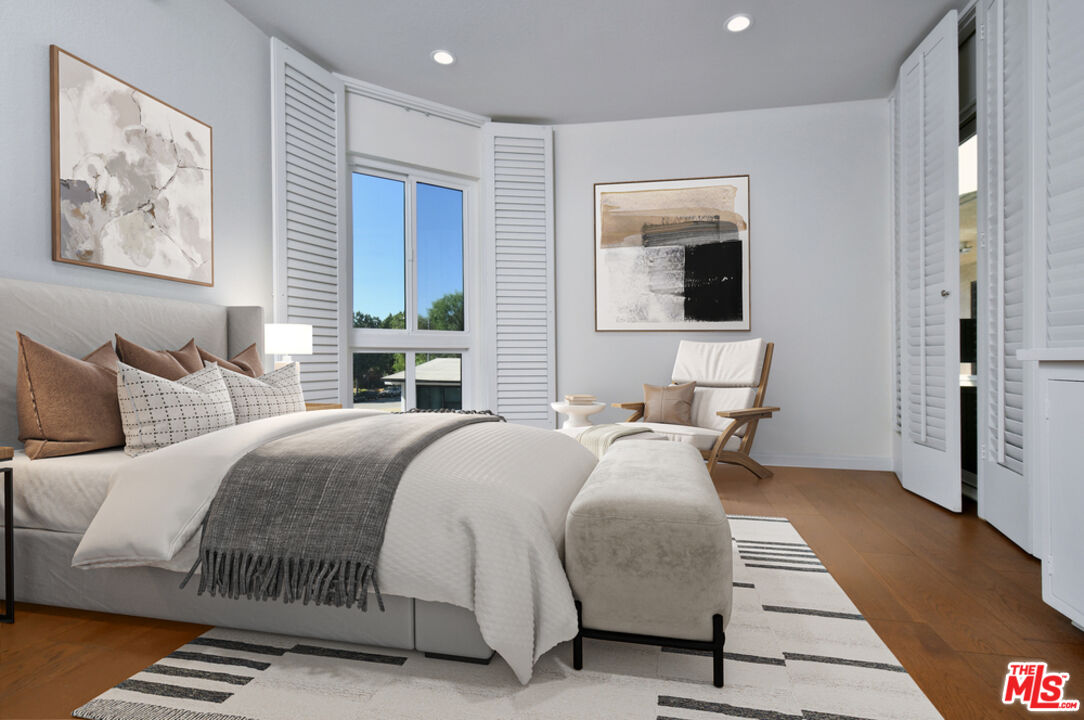 10409 Riverside Drive, Unit 204 Toluca Lake, CA 91602 - Photo 31 of 36 a bedroom with a large bed and a window