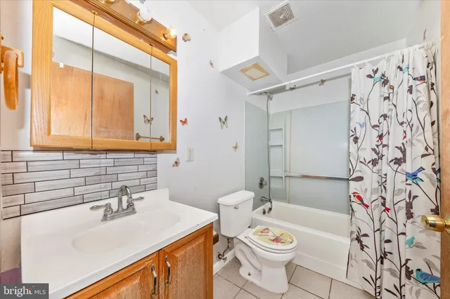 a view of a house with yard and garage