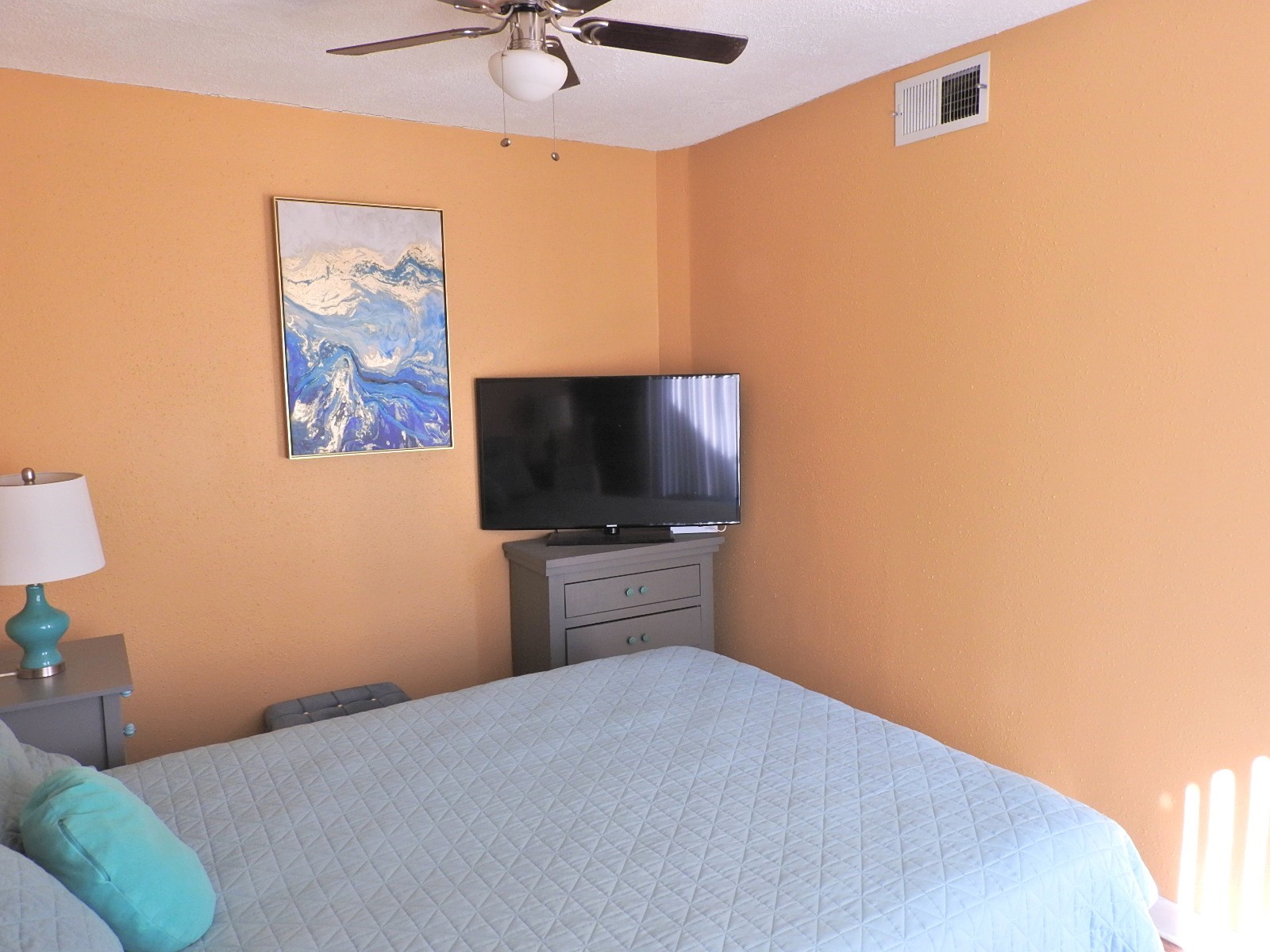 7047 Bissonnet Street, Unit 44 Houston, TX 77074 - Photo 12 of 20 a bedroom with a bed and a flat screen tv