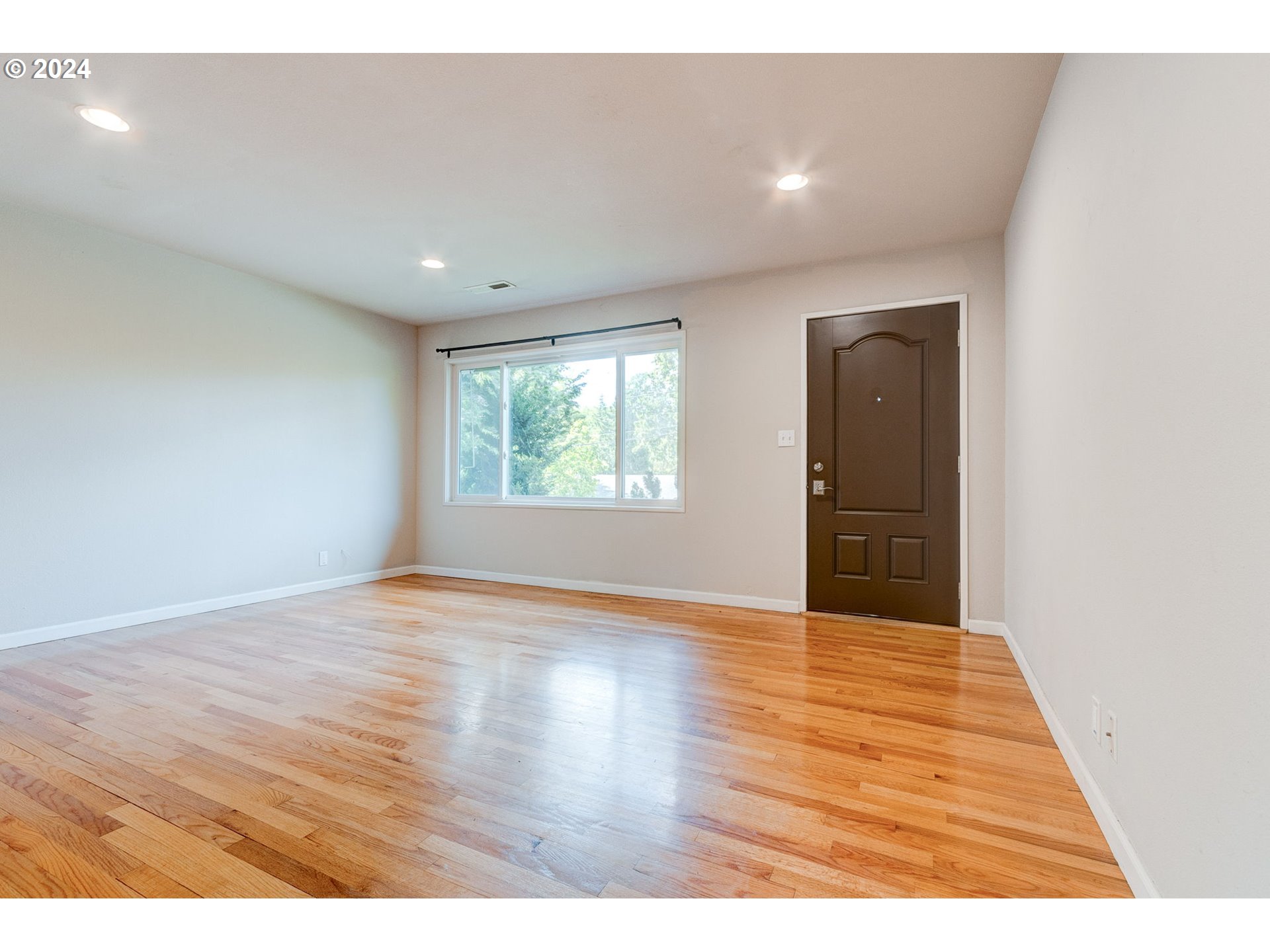 5205 Southwest Nebraska Street Portland, OR 97221 - Photo 5 of 27 Living Room