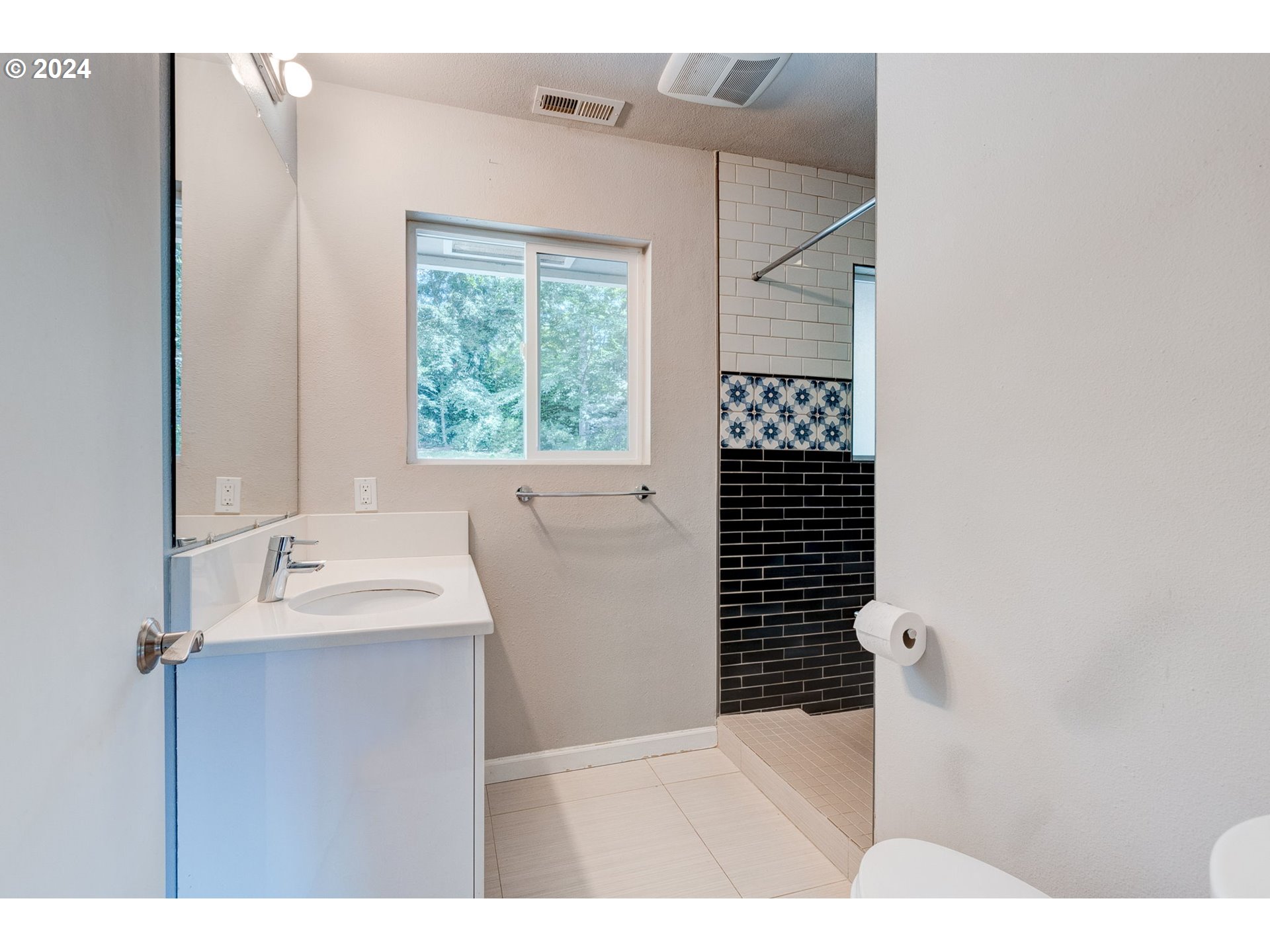 5205 Southwest Nebraska Street Portland, OR 97221 - Photo 10 of 27 Bathroom