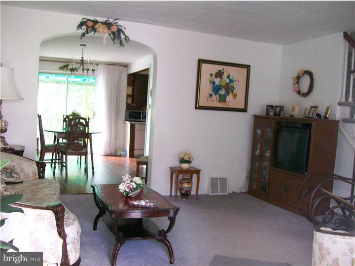 3952 Stratford Road Upper Darby, PA 19026 - Photo 4 of 25 Living Room
