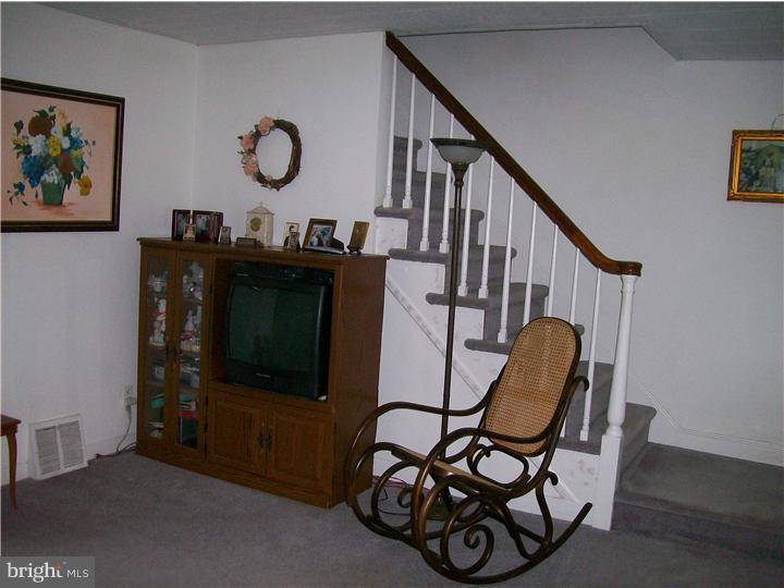 3952 Stratford Road Upper Darby, PA 19026 - Photo 5 of 25 Living Room
