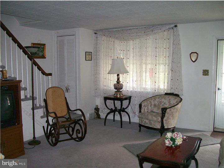 3952 Stratford Road Upper Darby, PA 19026 - Photo 6 of 25 Living Room