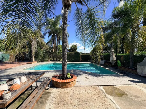 a view of a backyard