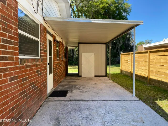a view of a house with backyard