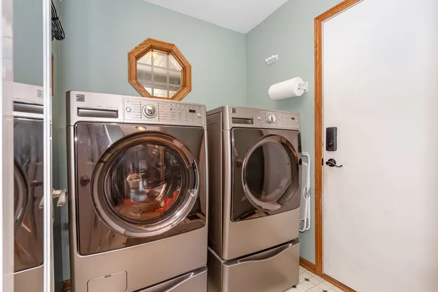 a view of livingroom with washer and dryer
