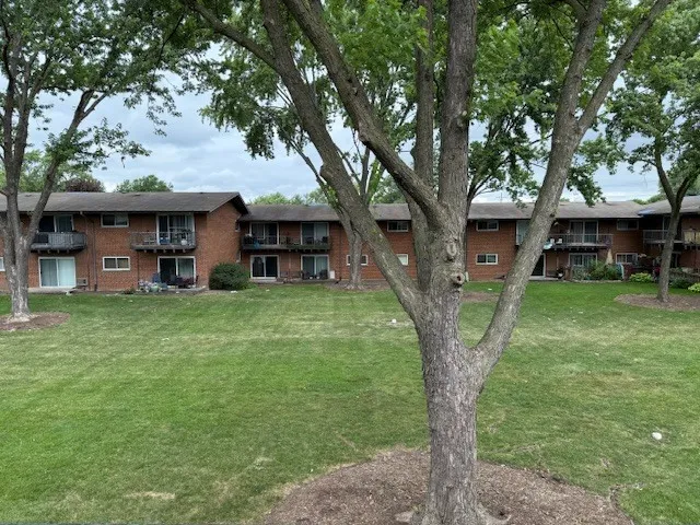 $1,400 | 1500 Busse Road, Unit 2D, Mount Prospect, IL 60056