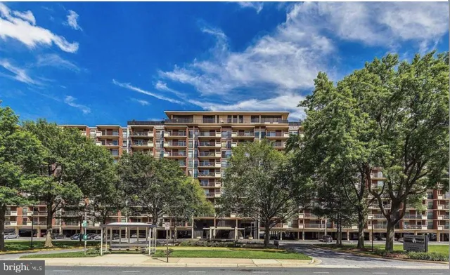 $3,350 | 1300 Army Navy Drive, Unit 922, Arlington, VA 22202