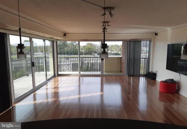 $3,350 | 1300 Army Navy Drive, Unit 922, Arlington, VA 22202