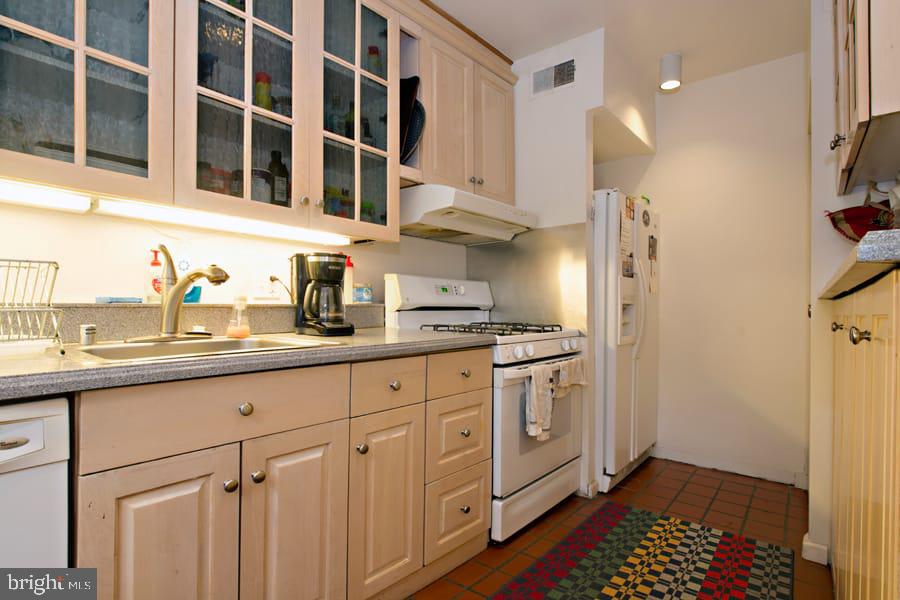4833 Reservoir Road Northwest Washington, DC 20007 - Photo 7 of 19