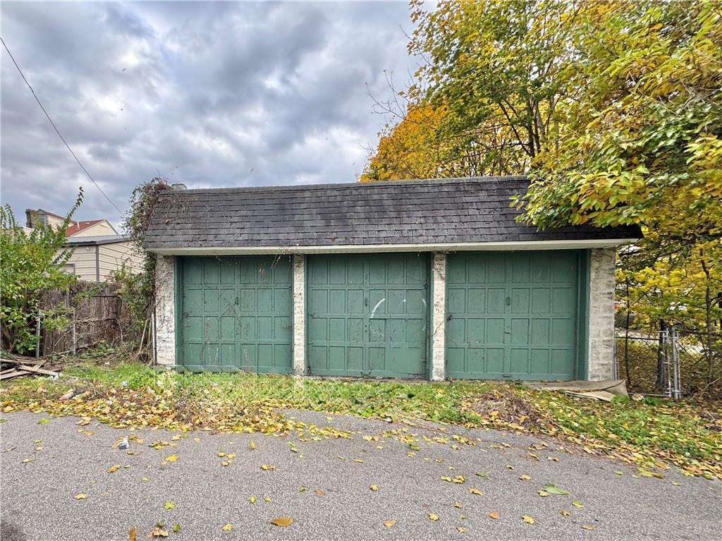 1326 Woodland Avenue Pittsburgh, PA 15212 - Photo 14 of 16 a backyard of a house
