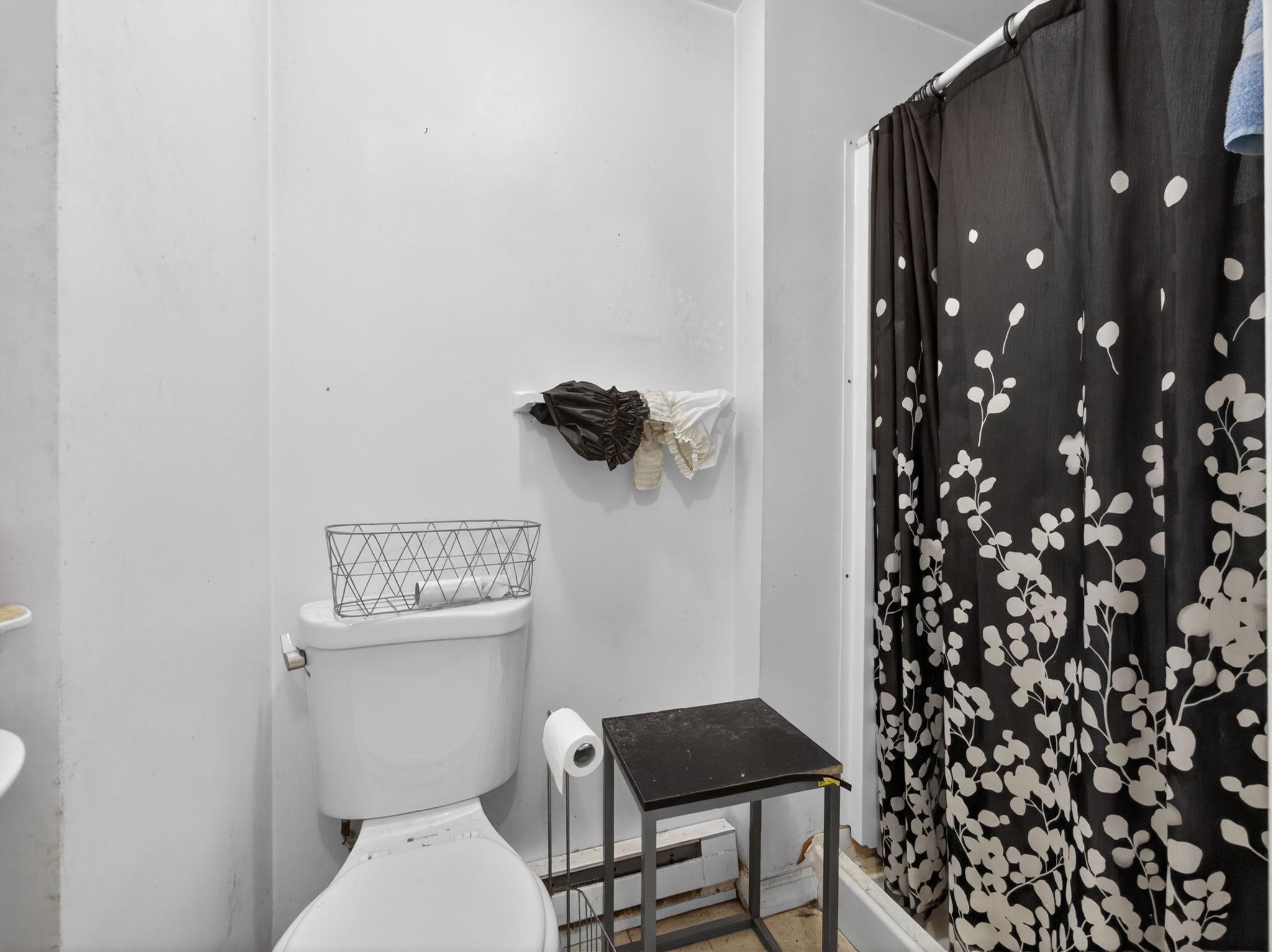 866 East High Street Pottstown, PA 19464 - Photo 42 of 45 Charming bathroom 1