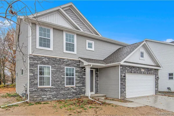 $384,900 | 2110 Stillwater Drive, Davison, MI 48423