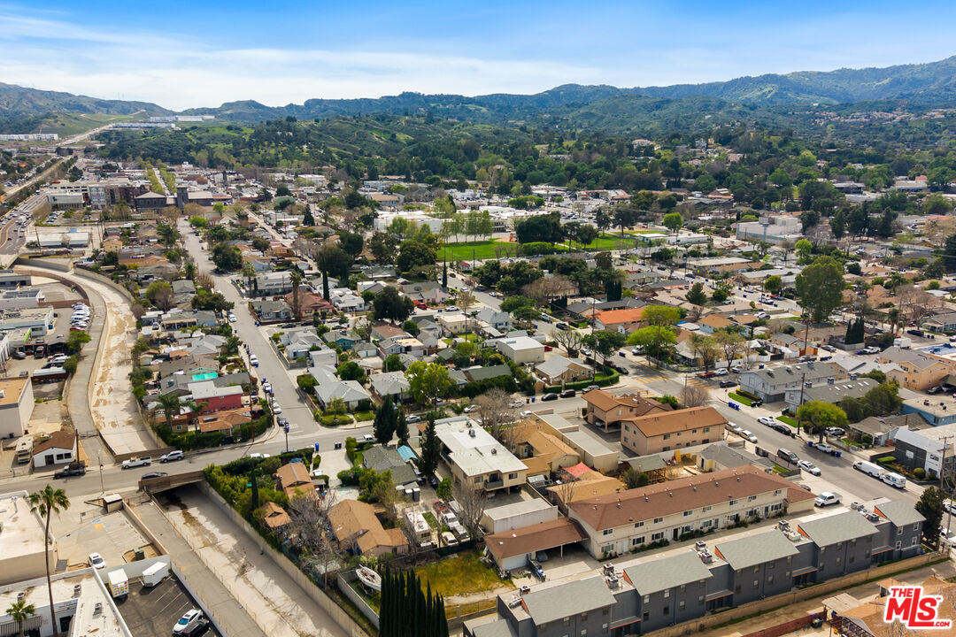 22607 14th Street Newhall, CA 91321 - Photo 7 of 24