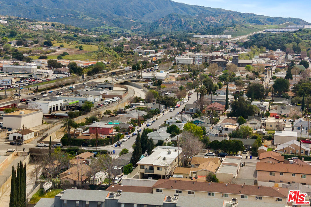 22607 14th Street Newhall, CA 91321 - Photo 8 of 24