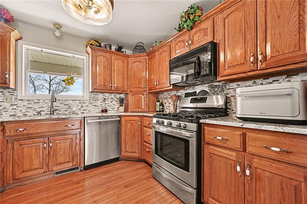 17251 Hollingsworth Road Basehor, KS 66007 - Photo 13 of 47