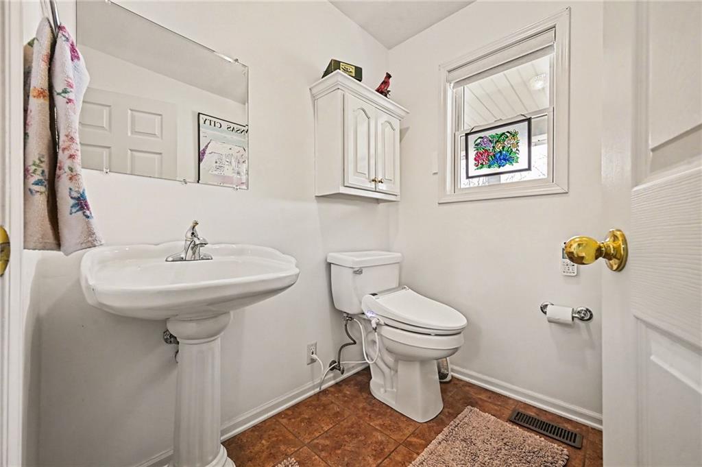 17251 Hollingsworth Road Basehor, KS 66007 - Photo 15 of 47