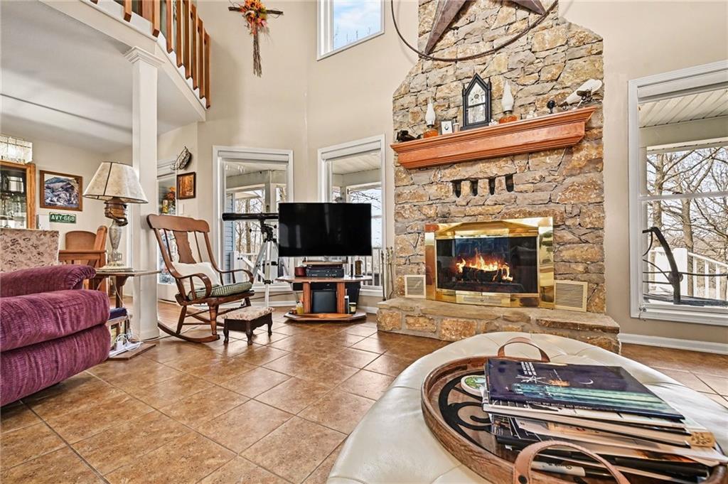 17251 Hollingsworth Road Basehor, KS 66007 - Photo 7 of 47