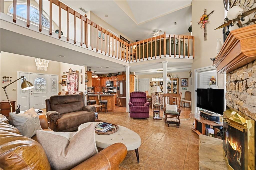 17251 Hollingsworth Road Basehor, KS 66007 - Photo 8 of 47