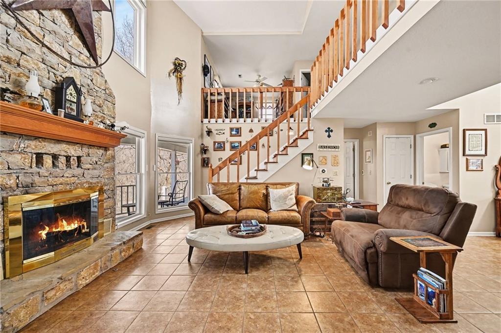 17251 Hollingsworth Road Basehor, KS 66007 - Photo 9 of 47