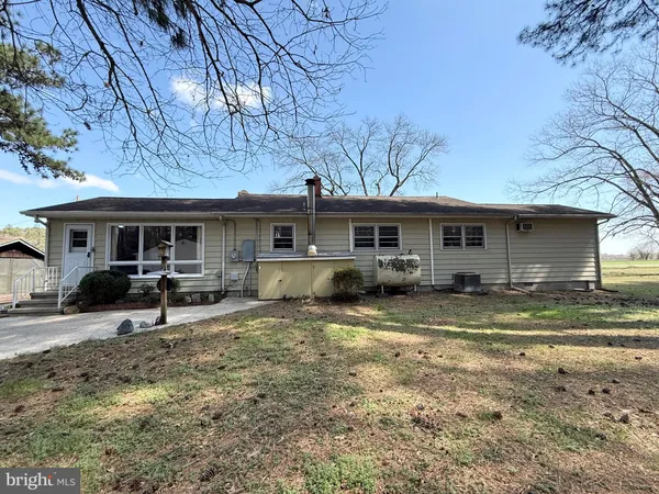 a view of a house with backyard