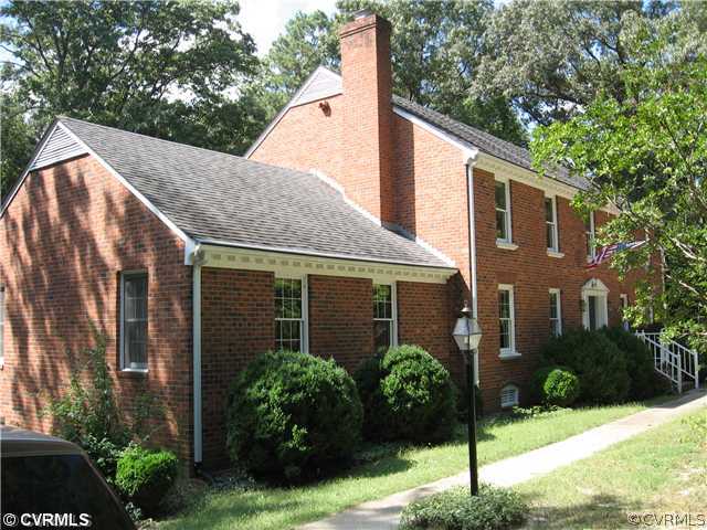 a view of a house with yard and plants
