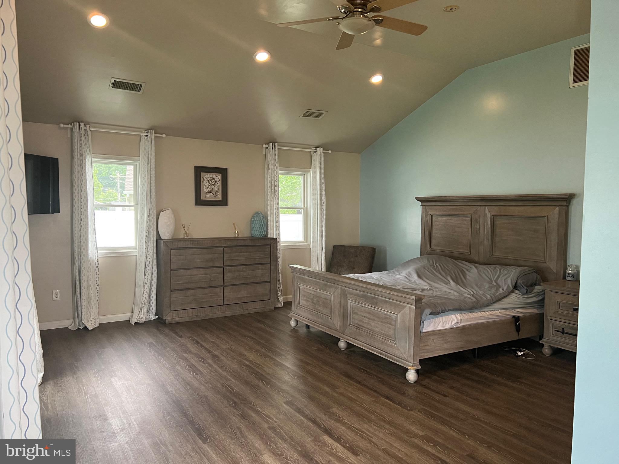 809 Auburn Road Fairless Hills, PA 19030 - Photo 19 of 24 Yes that is a queen size bed!