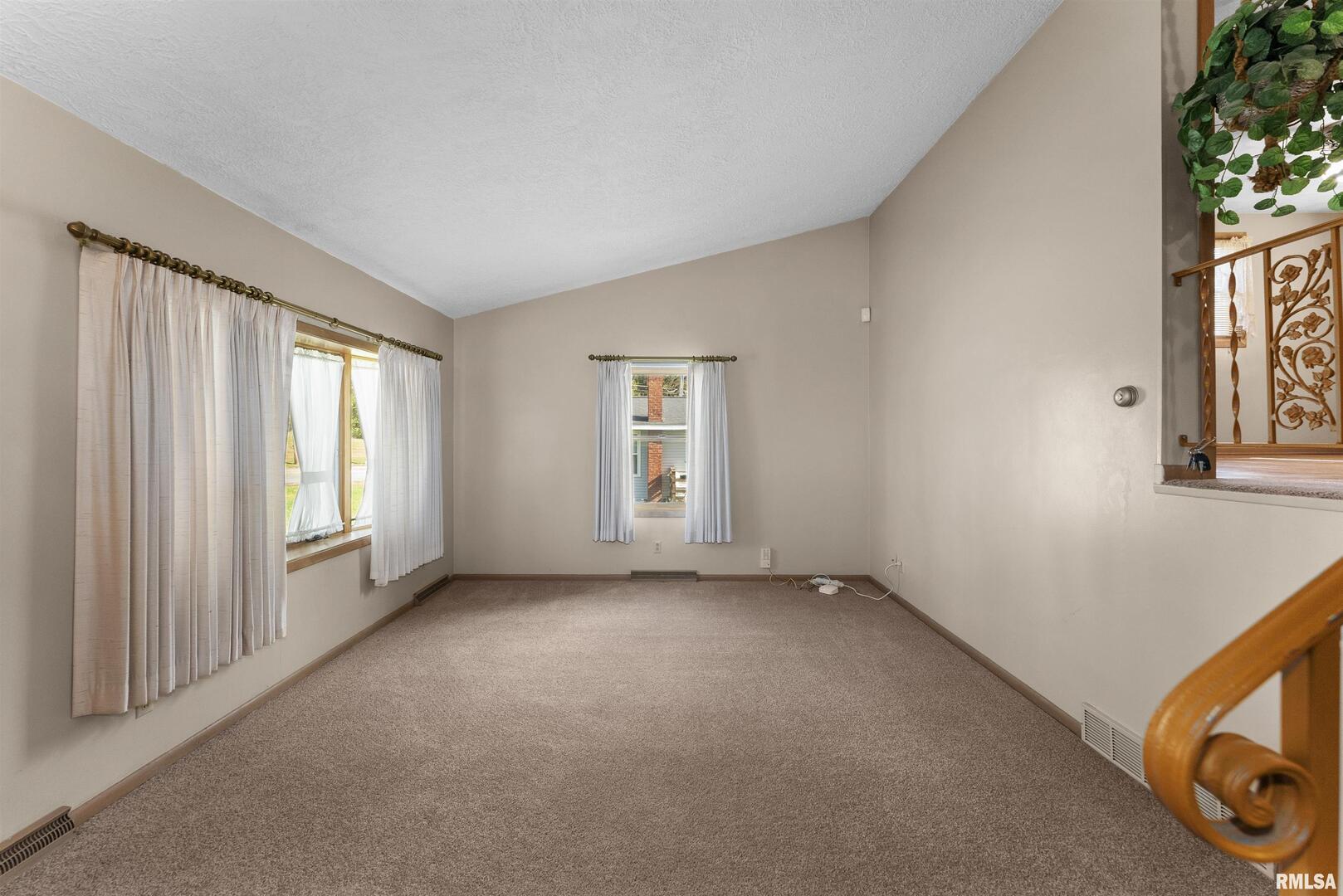 4435 Telegraph Road Davenport, IA 52804 - Photo 10 of 32