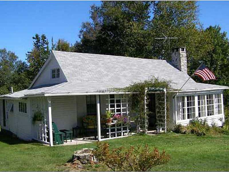 5 High Street Boothbay, ME 04544 - Photo 1 of 7 Exterior Front. Charming 1+ bedroom,...