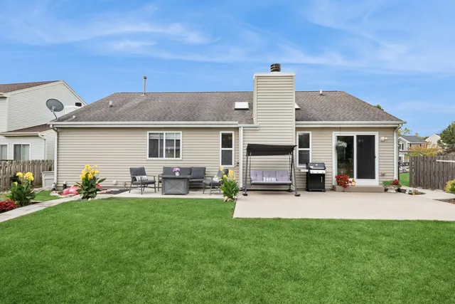 $389,500 | 3040 Banbury Lane, Lake In The Hills, IL 60156