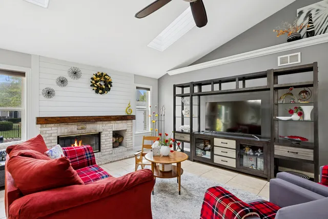 $389,500 | 3040 Banbury Lane, Lake In The Hills, IL 60156