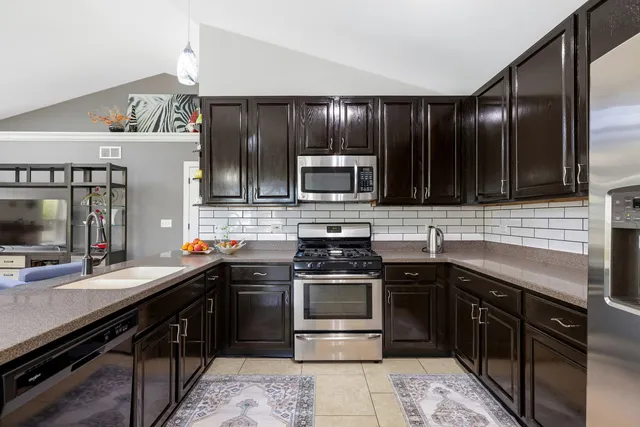 $389,500 | 3040 Banbury Lane, Lake In The Hills, IL 60156