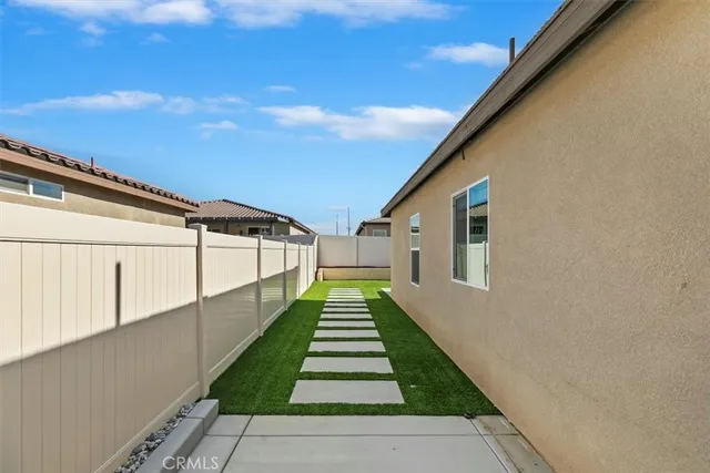 a front view of house with yard