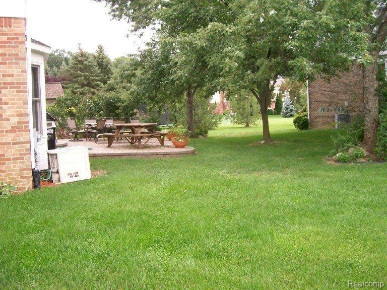 626 Lexington Drive Rochester, MI 48307 - Photo 3 of 22 lex - patio and commons