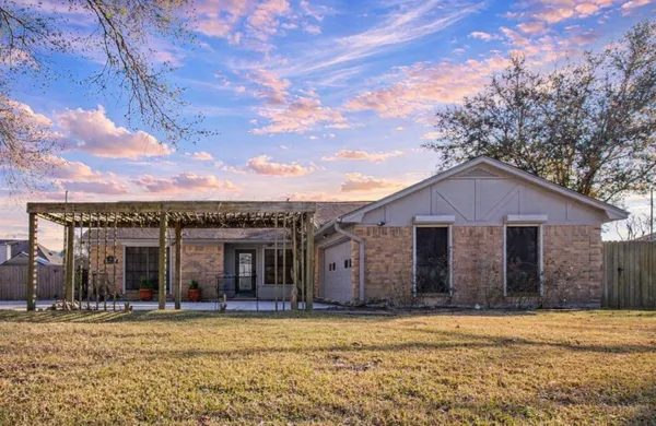 $359,999 | 9 Colony Square, Angleton, TX 77515