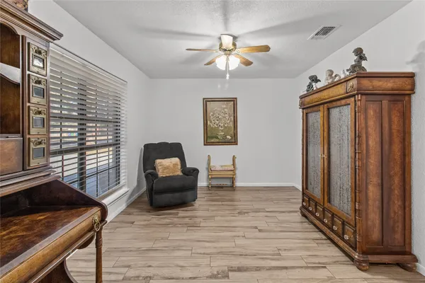 $359,999 | 9 Colony Square, Angleton, TX 77515