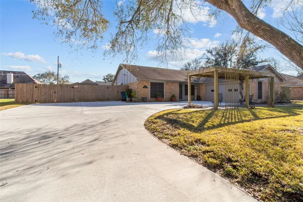 $359,999 | 9 Colony Square, Angleton, TX 77515