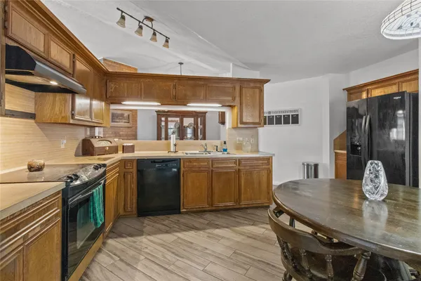 $359,999 | 9 Colony Square, Angleton, TX 77515