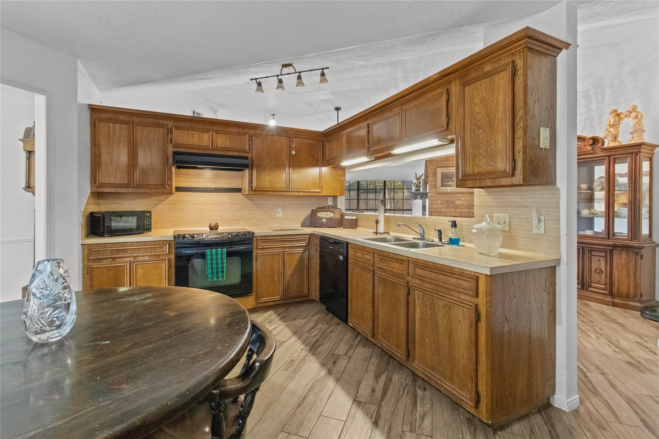 9 Colony Square Angleton, TX 77515 - Photo 7 of 23 a kitchen with cabinets a sink and appliances