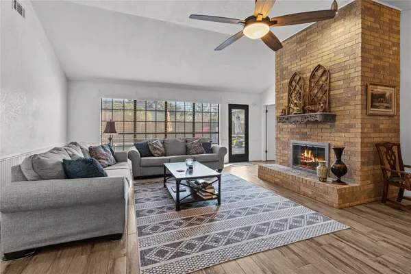 $359,999 | 9 Colony Square, Angleton, TX 77515