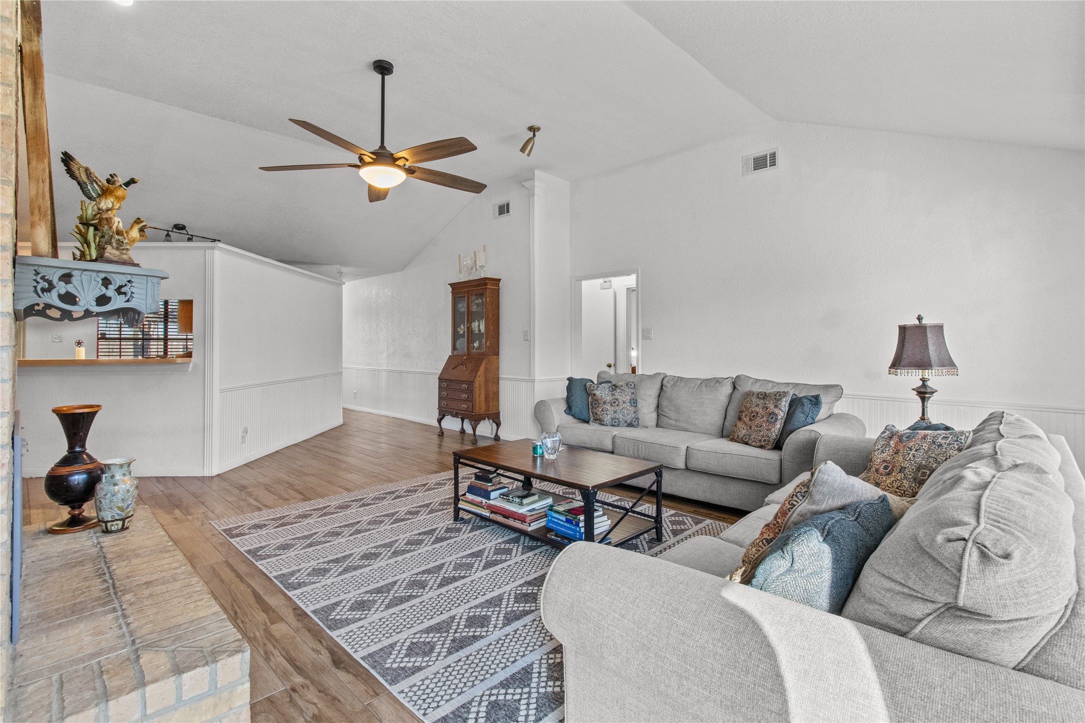 9 Colony Square Angleton, TX 77515 - Photo 9 of 23 a living room with furniture