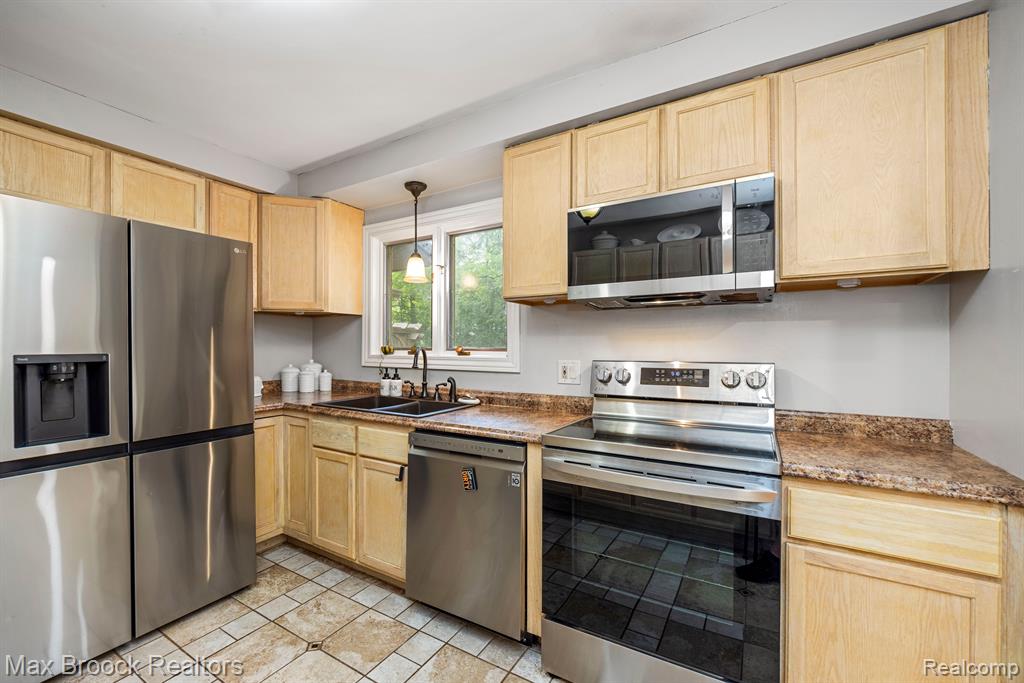 32560 Hearthstone Road Farmington, MI 48334 - Photo 7 of 31