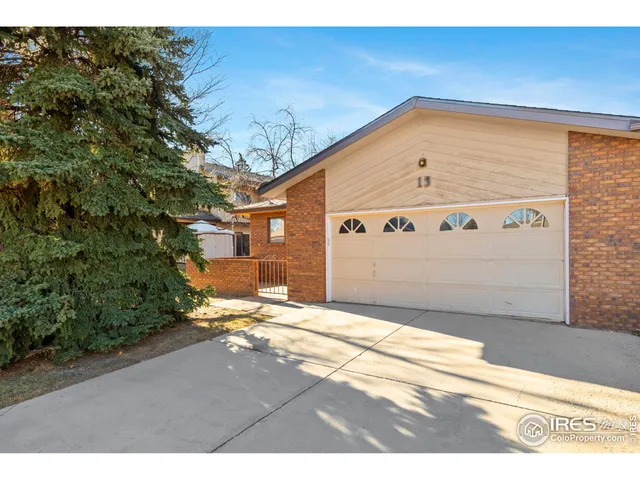 a view of a back yard of the building