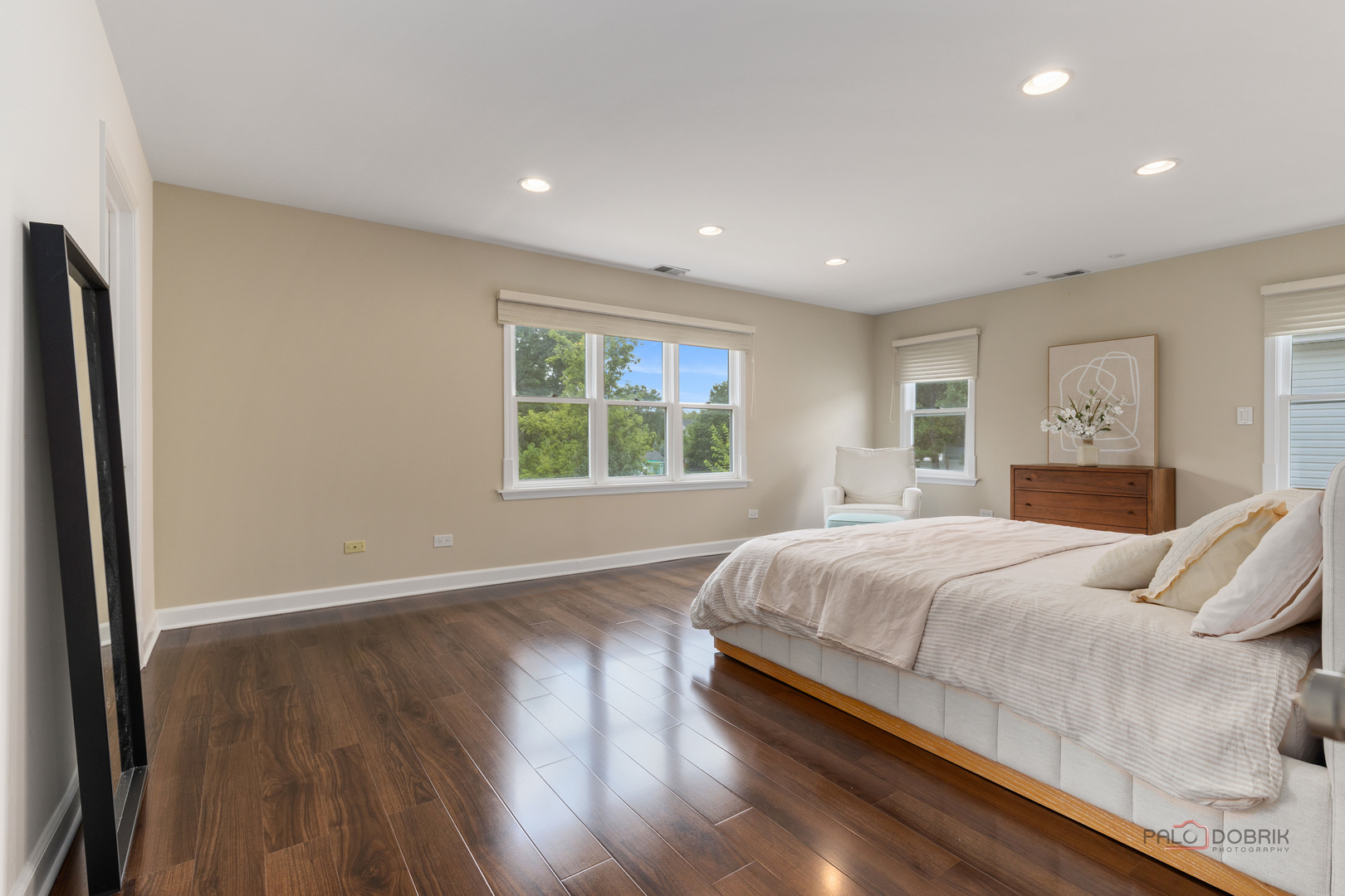 2965 Keystone Road Northbrook, IL 60062 - Photo 21 of 40 a bedroom with a large bed and a window