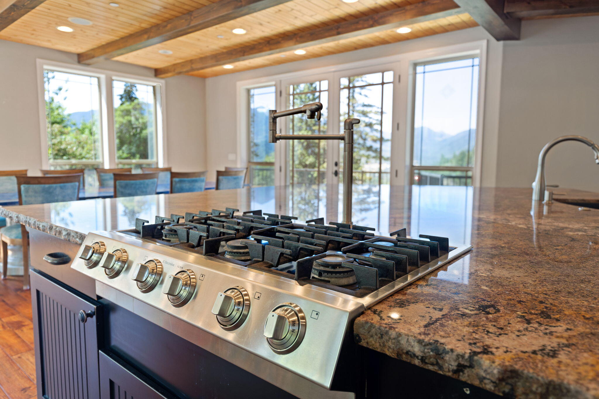 7304 North Applegate Road Grants Pass, OR 97527 - Photo 9 of 87 ElectroLux stainless steel 6 burner range
