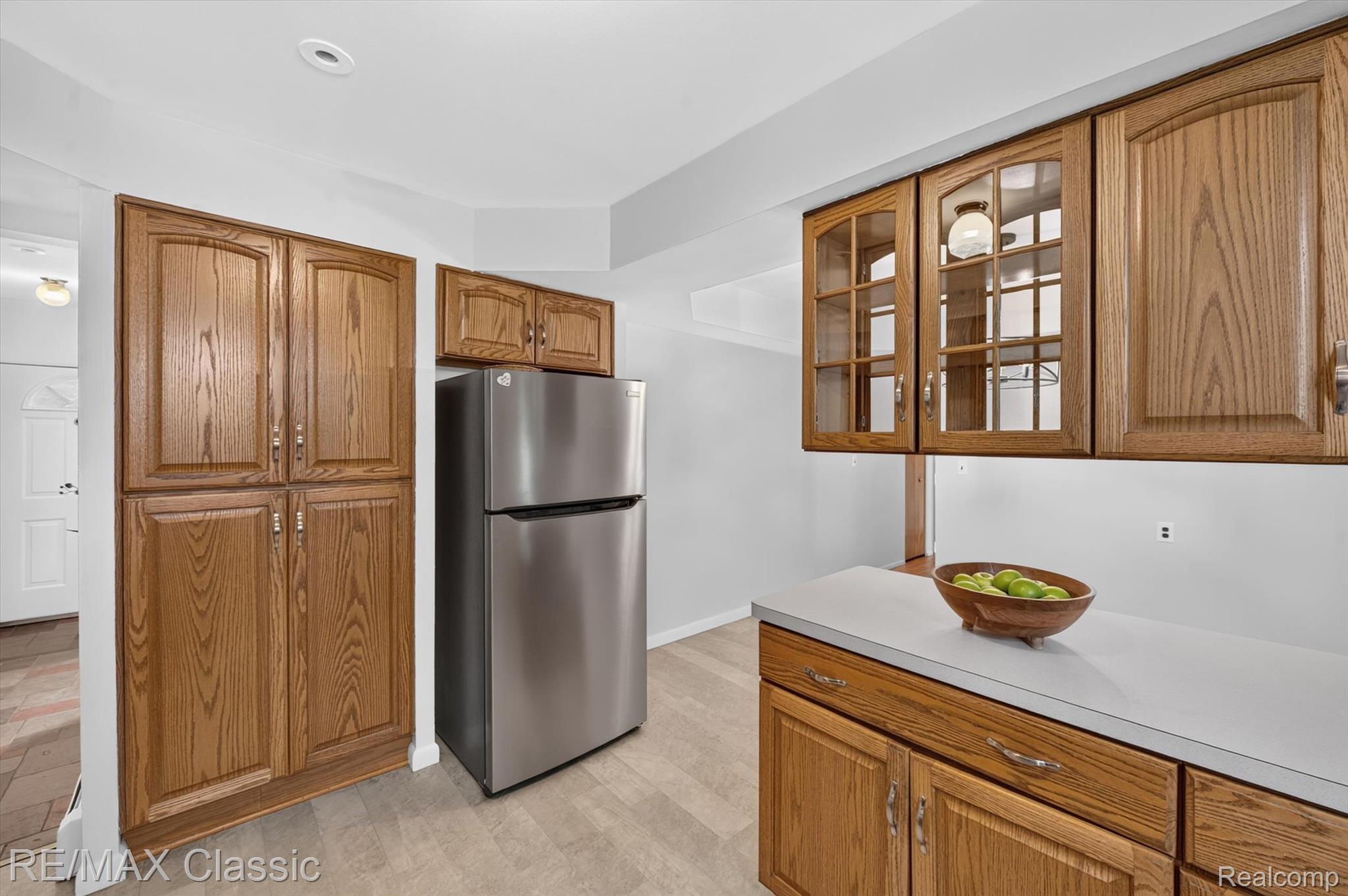 8200 Hannan Road Wayne, MI 48184 - Photo 11 of 39 Light, neutral decor