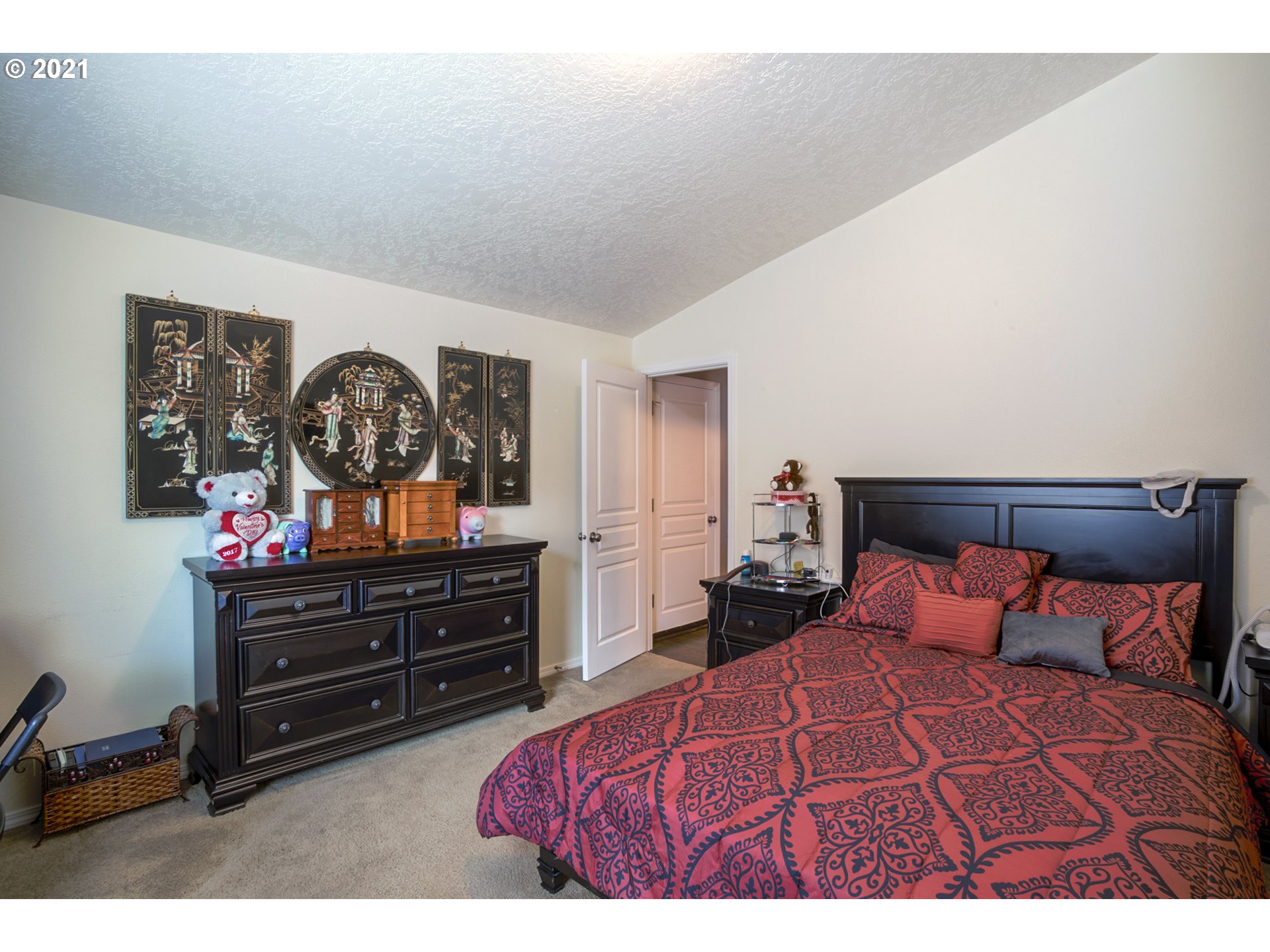 539 South 48th Place Springfield, OR 97478 - Photo 11 of 32 a bedroom with a bed and a dresser