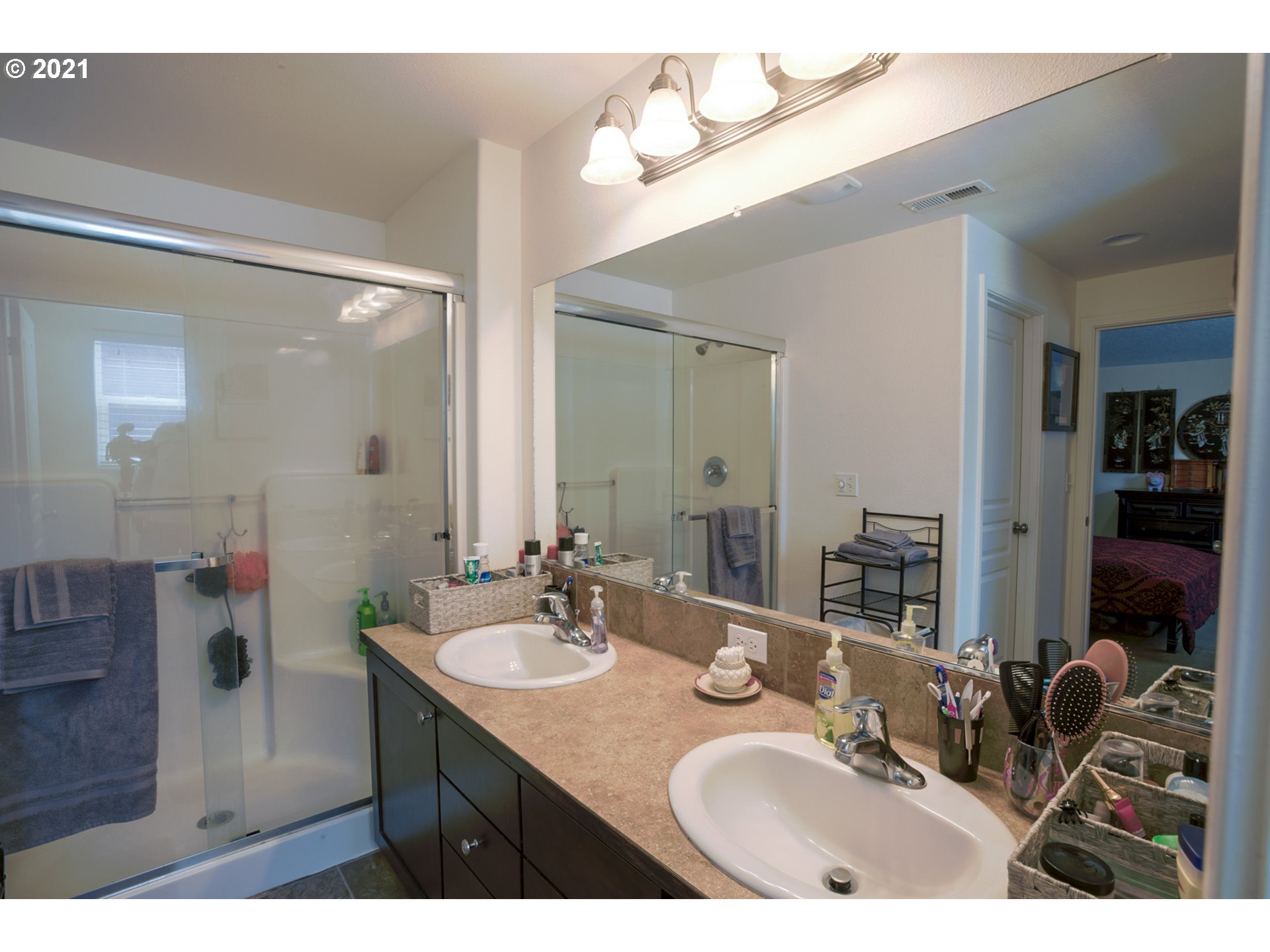 539 South 48th Place Springfield, OR 97478 - Photo 14 of 32 a bathroom with a sink double vanity and a mirror